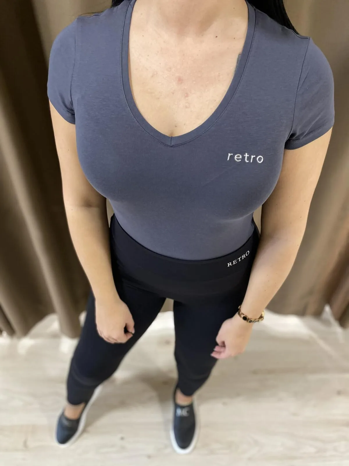 Retro Jeans " BElla V-Neck T'Shirt" felső - Image 5